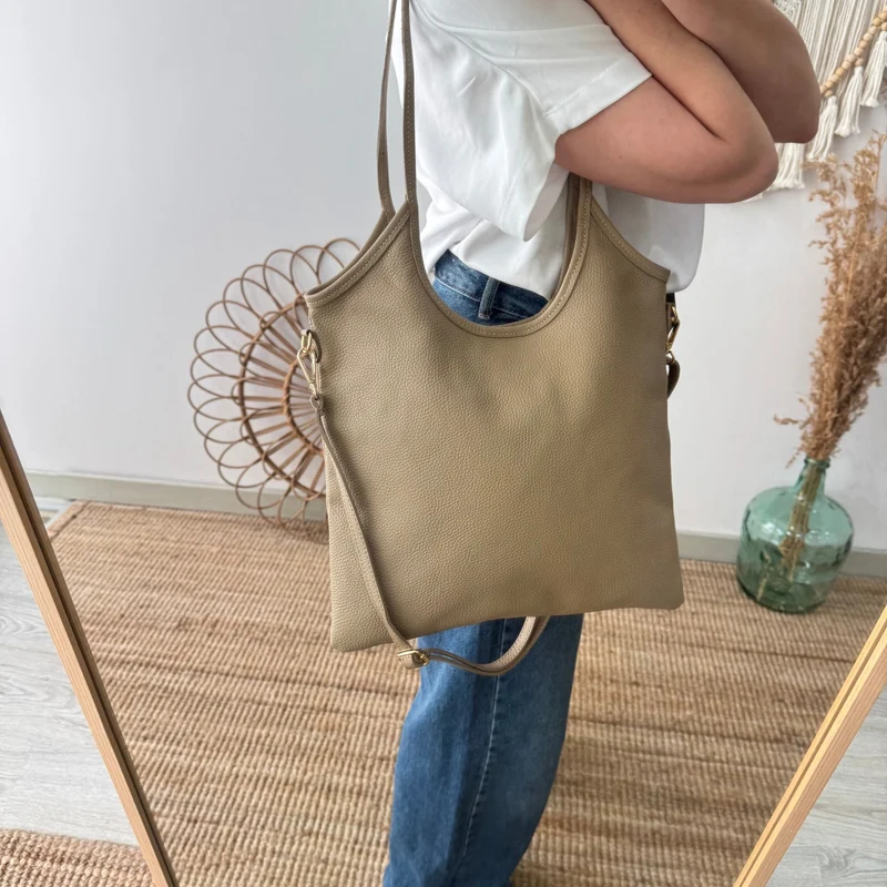 Bolso tote piel asas largas taupe iniciales bordadas