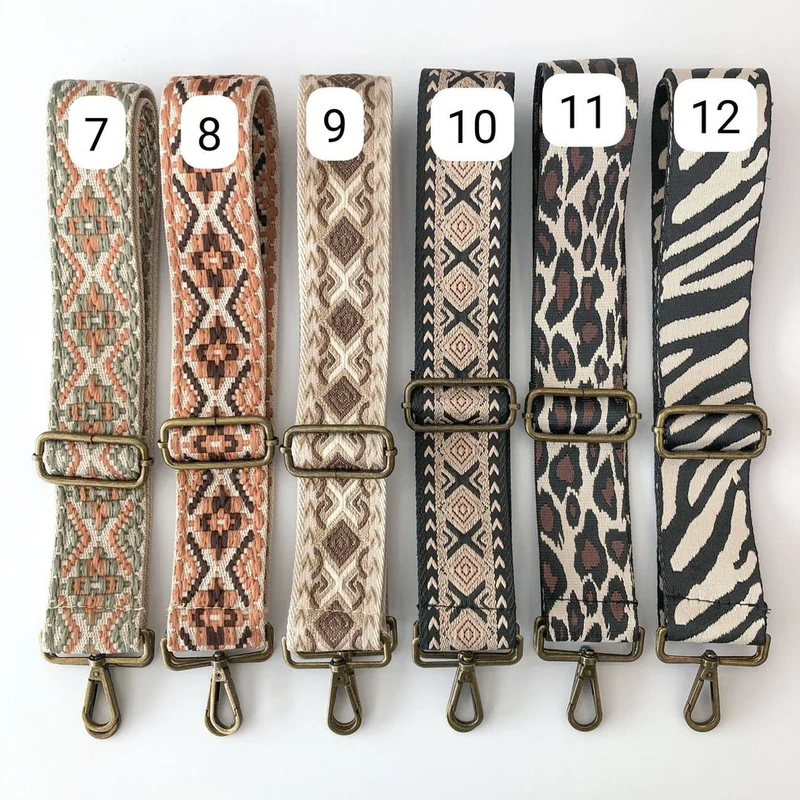 Bandolera ovalada piel tachuelas negra iniciales bordadas herrajes cobre