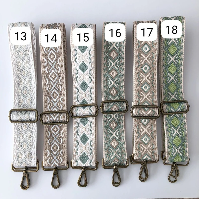 Bandolera ovalada piel tachuelas negra iniciales bordadas herrajes cobre