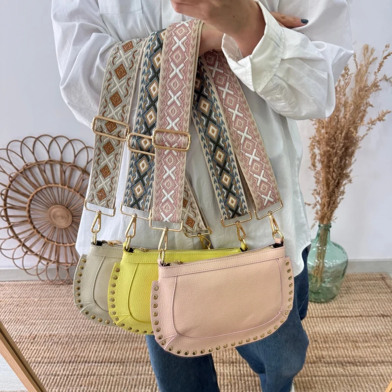 Bandolera ovalada piel tachuelas beige iniciales bordadas