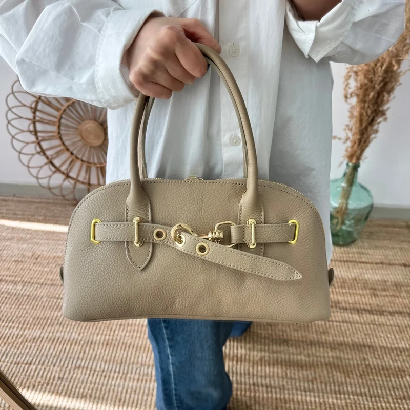 Bolso piel cierre mosqueton taupe iniciales bordadas