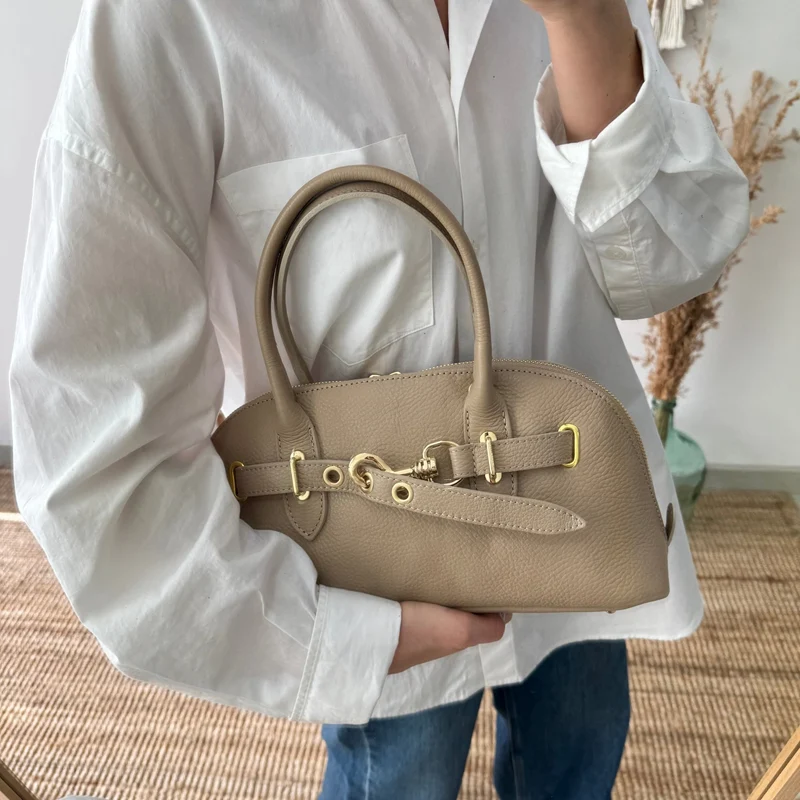 Bolso piel cierre mosqueton taupe iniciales bordadas