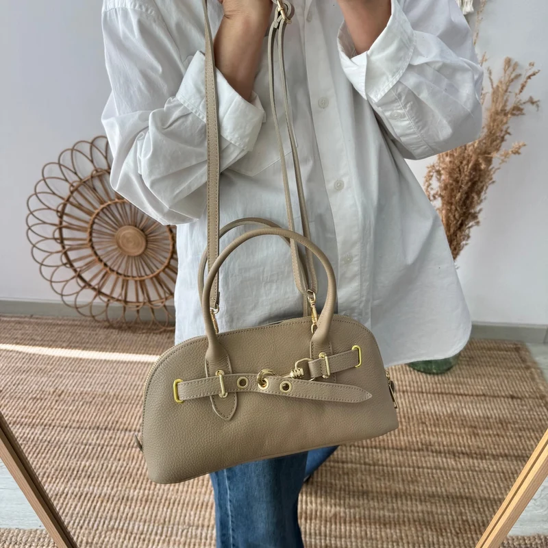 Bolso piel cierre mosqueton taupe iniciales bordadas