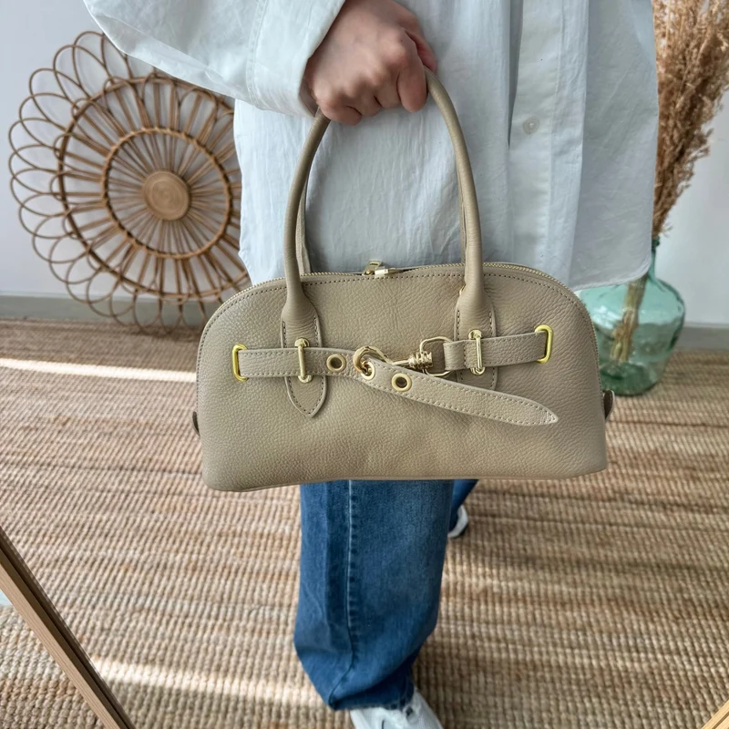 Bolso piel cierre mosqueton taupe iniciales bordadas