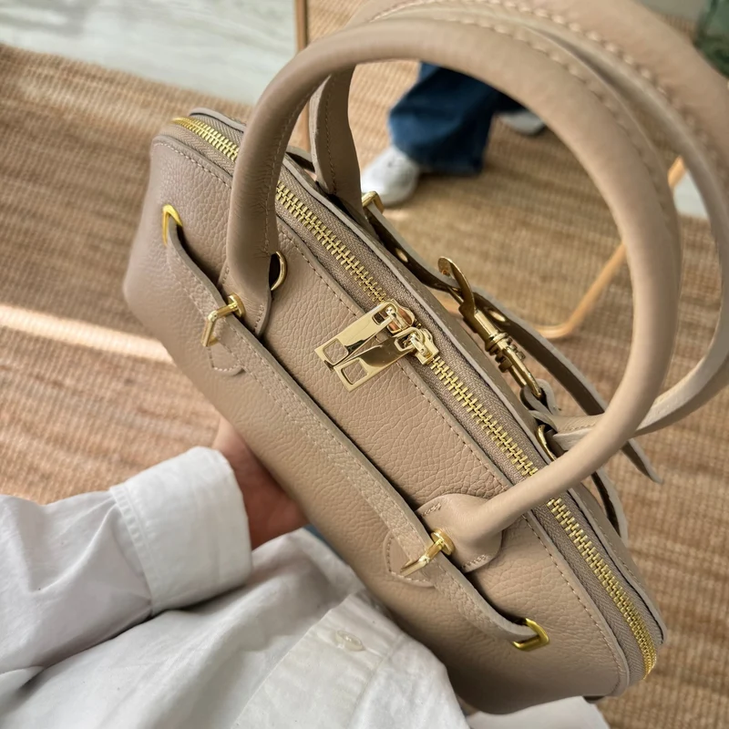 Bolso piel cierre mosqueton taupe iniciales bordadas