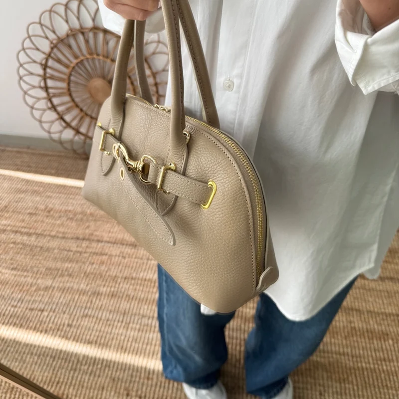 Bolso piel cierre mosqueton taupe iniciales bordadas