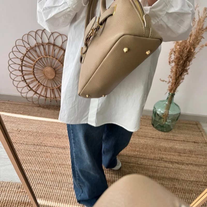 Bolso piel cierre mosqueton taupe iniciales bordadas
