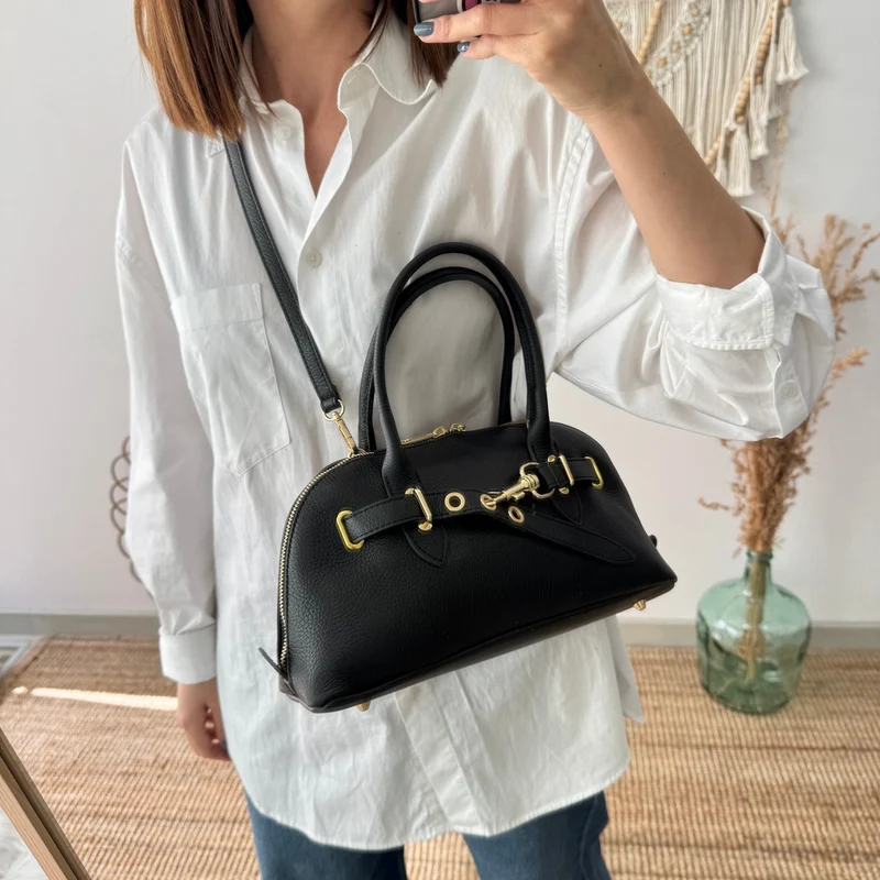 Bolso piel cierre mosqueton negro iniciales bordadas