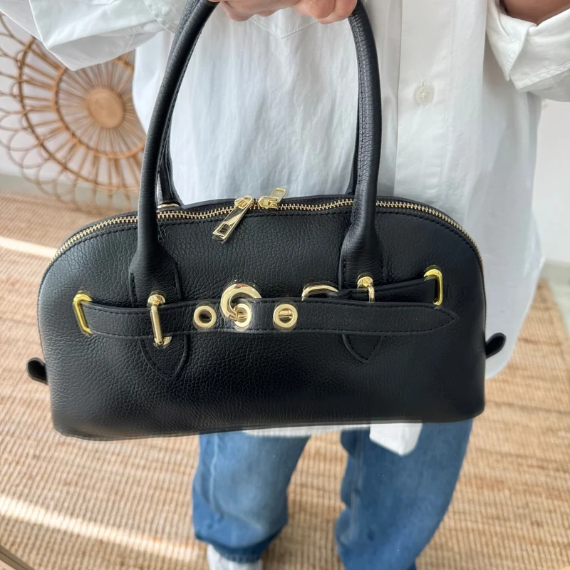 Bolso piel cierre mosqueton negro iniciales bordadas