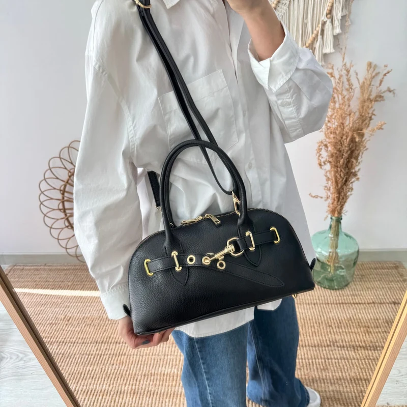 Bolso piel cierre mosqueton negro iniciales bordadas