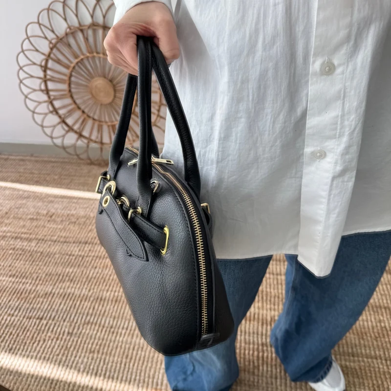 Bolso piel cierre mosqueton negro iniciales bordadas