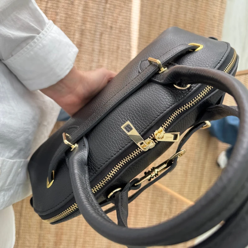 Bolso piel cierre mosqueton negro iniciales bordadas