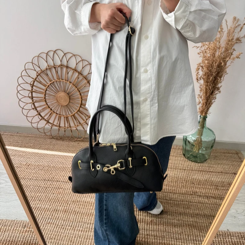Bolso piel cierre mosqueton negro iniciales bordadas