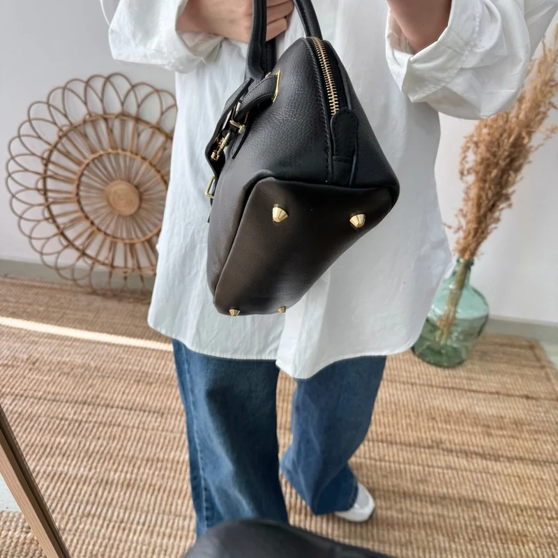 Bolso piel cierre mosqueton negro iniciales bordadas