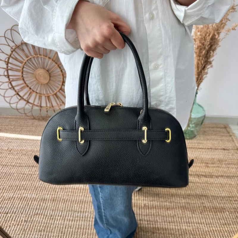 Bolso piel cierre mosqueton negro iniciales bordadas