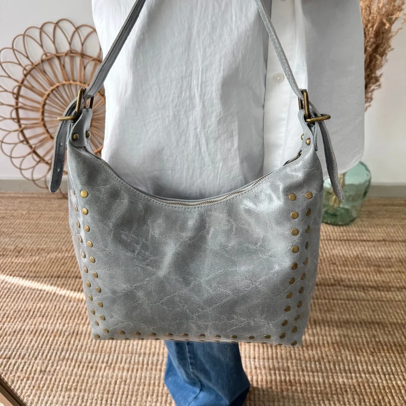 Bolso tachuelas piel gris claro iniciales bordadas