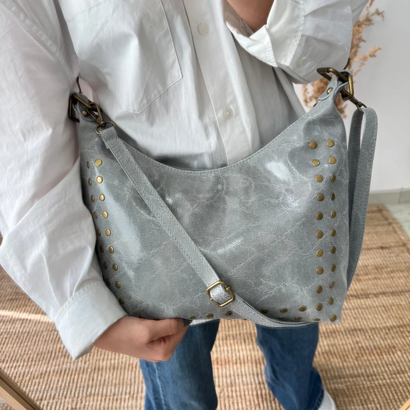 Bolso tachuelas piel gris claro iniciales bordadas