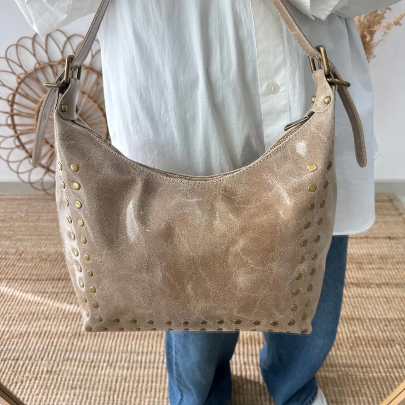 Bolso tachuelas piel taupe iniciales bordadas