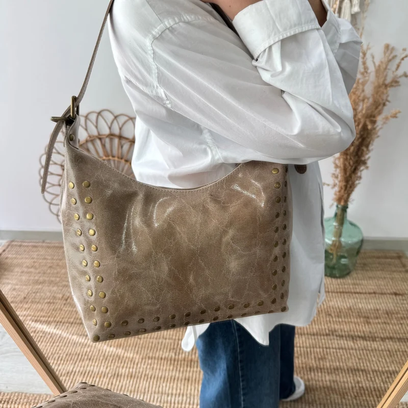 Bolso tachuelas piel taupe iniciales bordadas