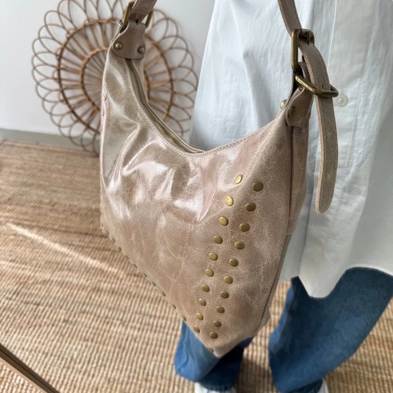 Bolso tachuelas piel taupe iniciales bordadas
