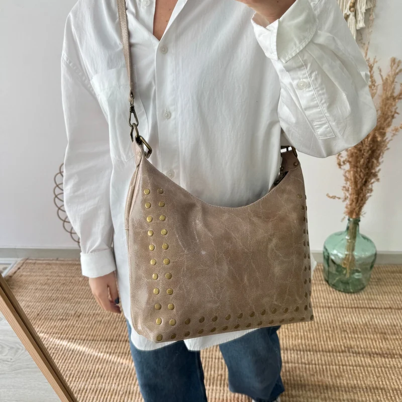 Bolso tachuelas piel taupe iniciales bordadas