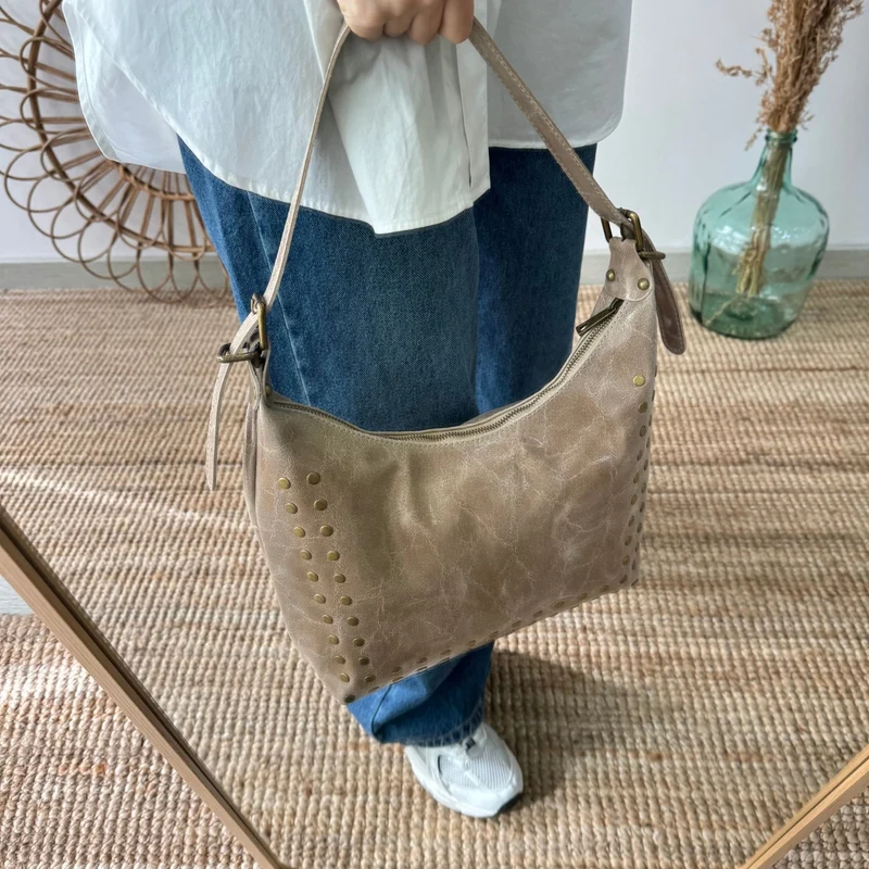 Bolso tachuelas piel taupe iniciales bordadas
