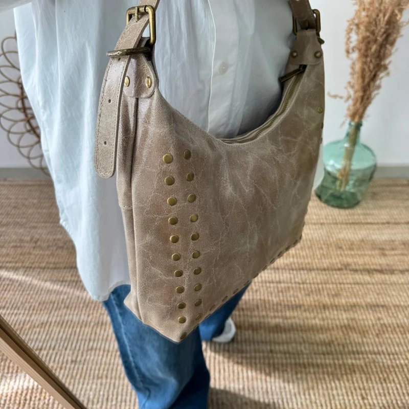 Bolso tachuelas piel taupe iniciales bordadas