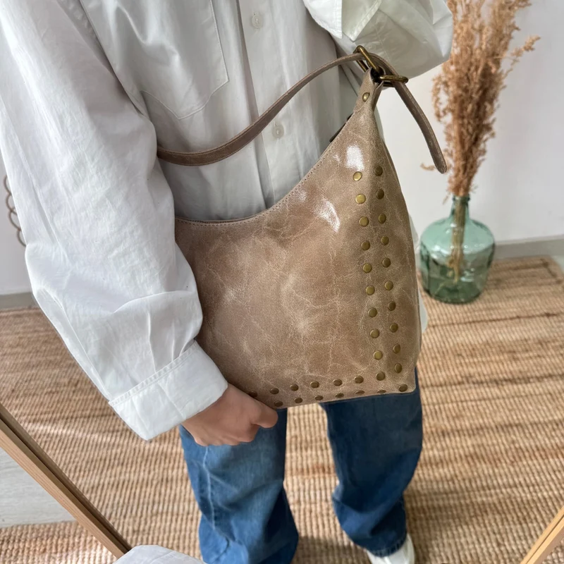 Bolso tachuelas piel taupe iniciales bordadas