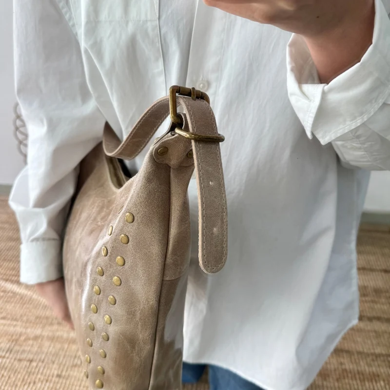 Bolso tachuelas piel taupe iniciales bordadas