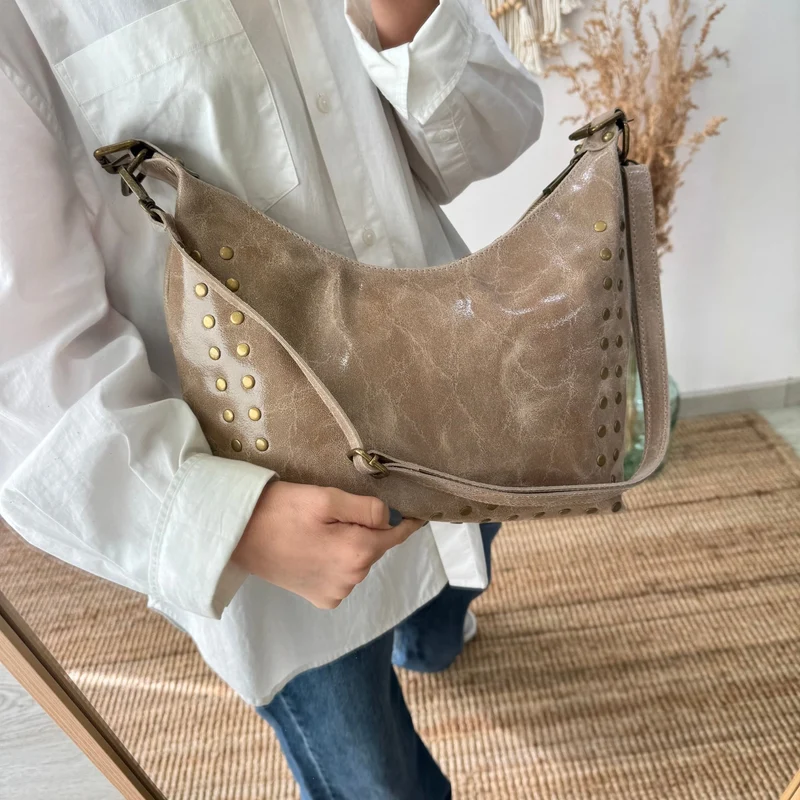 Bolso tachuelas piel taupe iniciales bordadas