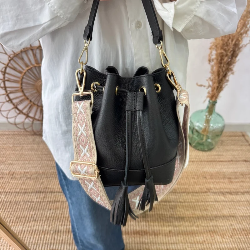 Bolso bucket piel negro pompón iniciales bordadas