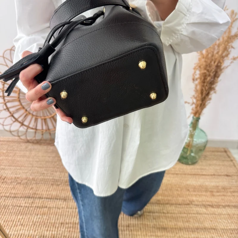 Bolso bucket piel negro pompón iniciales bordadas