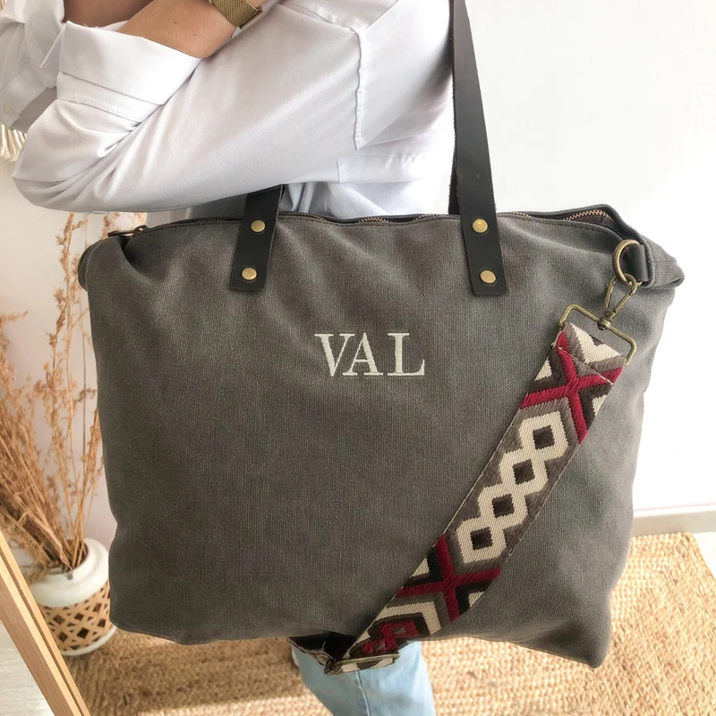 Bolso taupe oscuro loneta iniciales bordadas con correa étnica
