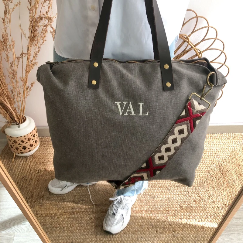 Bolso taupe oscuro loneta iniciales bordadas con correa étnica