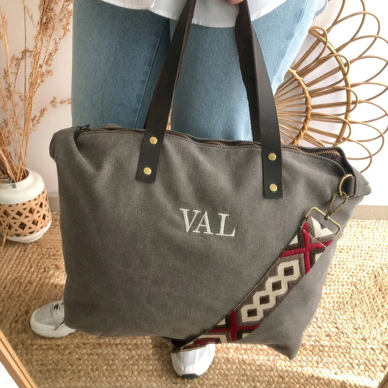 Bolso taupe oscuro loneta iniciales bordadas con correa étnica