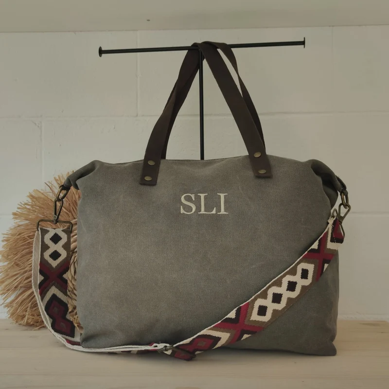 Bolso taupe oscuro loneta iniciales bordadas con correa étnica