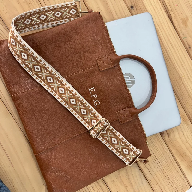 Bolso para portatil piel camel iniciales bordadas