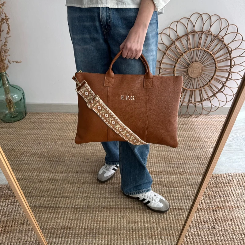 Bolso para portatil piel camel iniciales bordadas