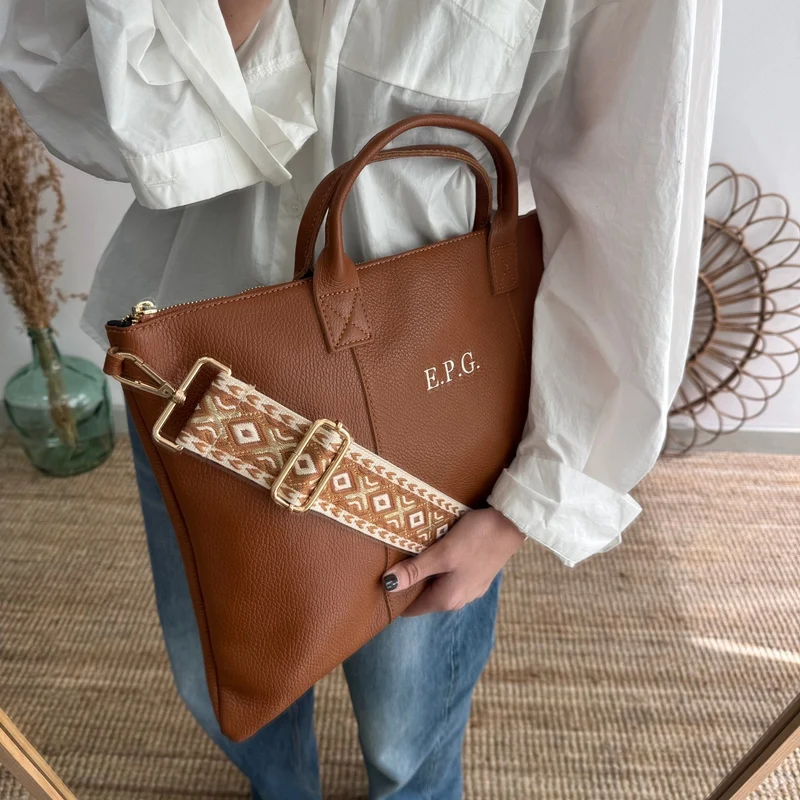 Bolso para portatil piel camel iniciales bordadas