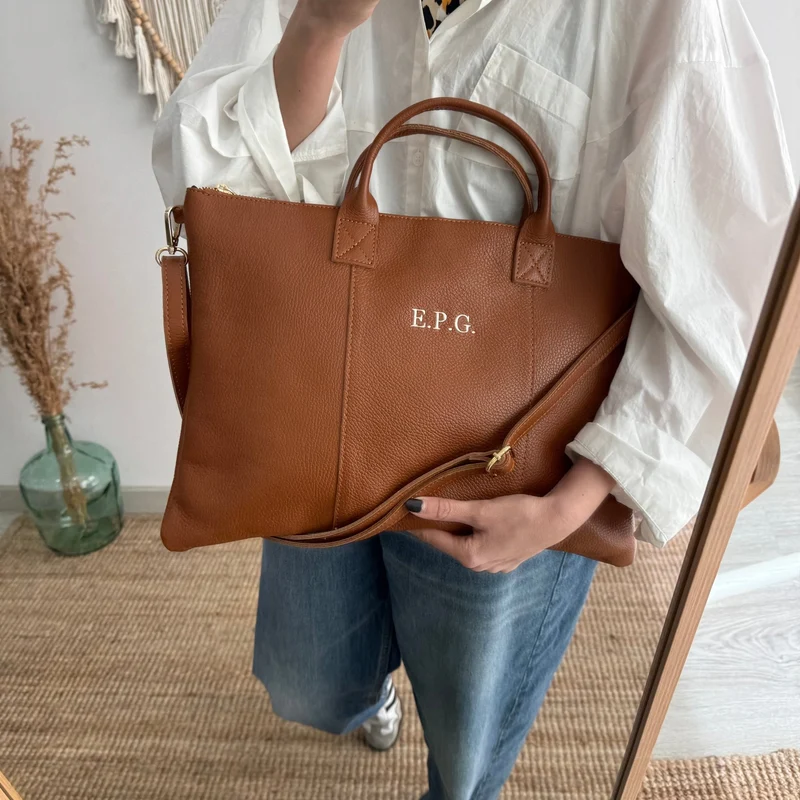 Bolso para portatil piel camel iniciales bordadas