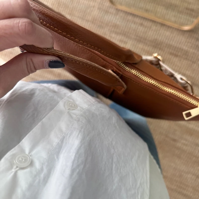 Bolso para portatil piel camel iniciales bordadas