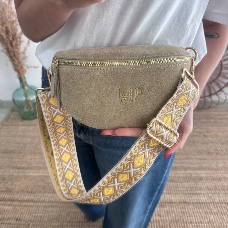 Riñonera/bandolera serraje beige iniciales bordadas correa étnica