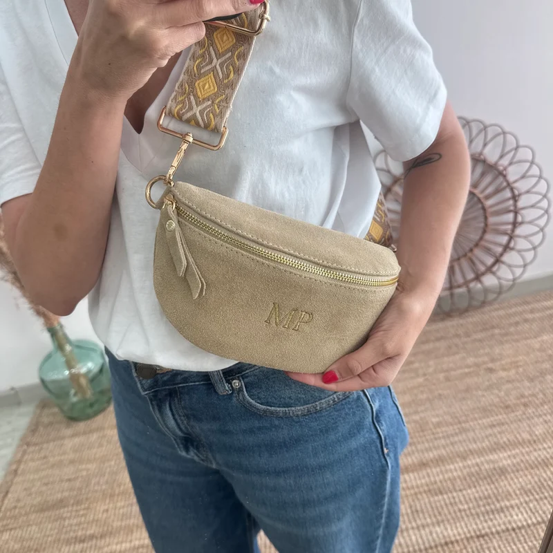 Riñonera/bandolera serraje beige iniciales bordadas correa étnica