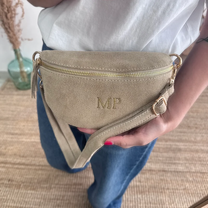 Riñonera/bandolera serraje beige iniciales bordadas correa étnica