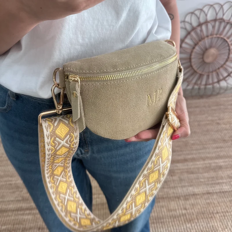 Riñonera/bandolera serraje beige iniciales bordadas correa étnica