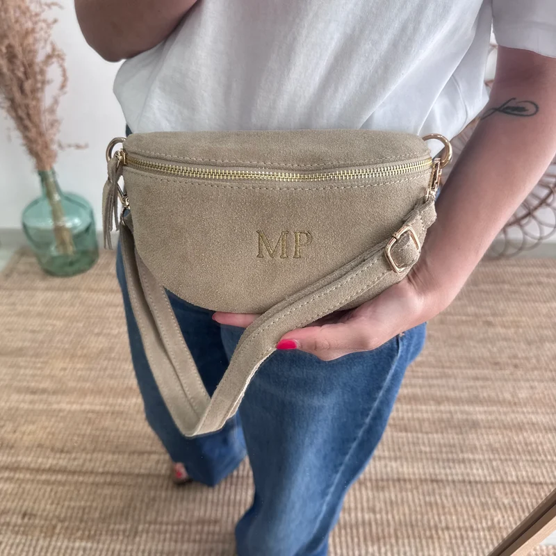 Riñonera/bandolera serraje beige iniciales bordadas correa étnica