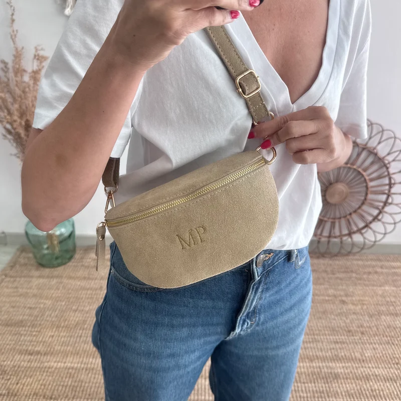Riñonera/bandolera serraje beige iniciales bordadas correa étnica