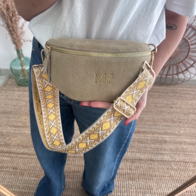 Riñonera/bandolera serraje beige iniciales bordadas correa étnica
