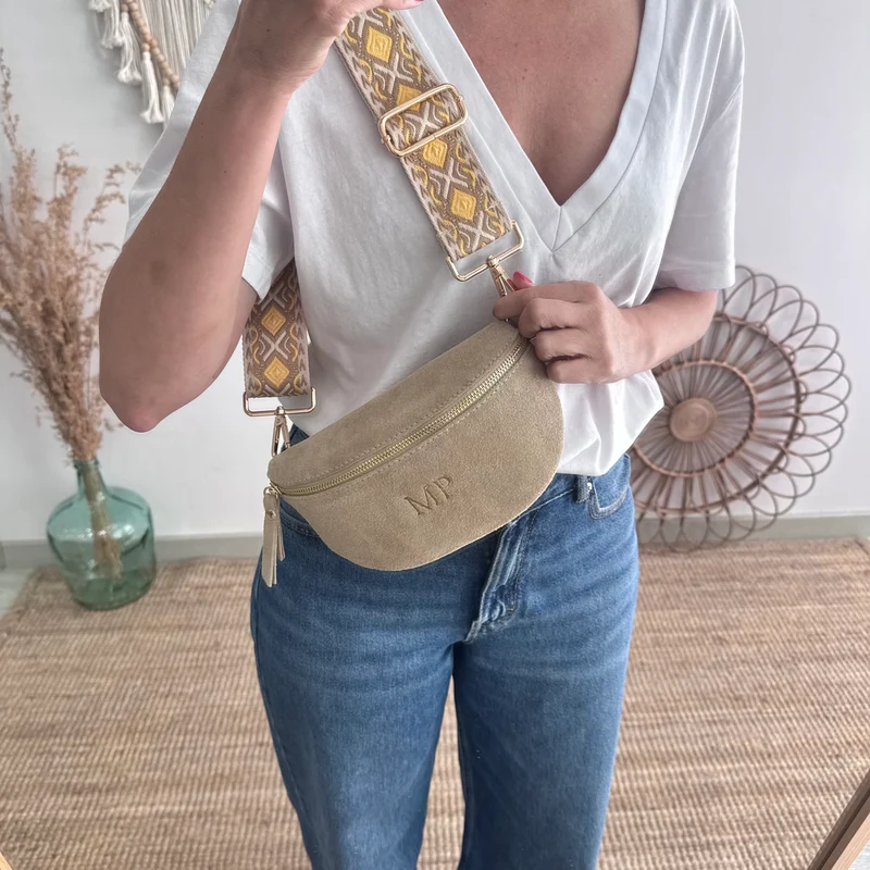Riñonera/bandolera serraje beige iniciales bordadas correa étnica