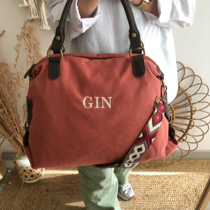 Bolso loneta y piel coral iniciales bordadas con correa étnica
